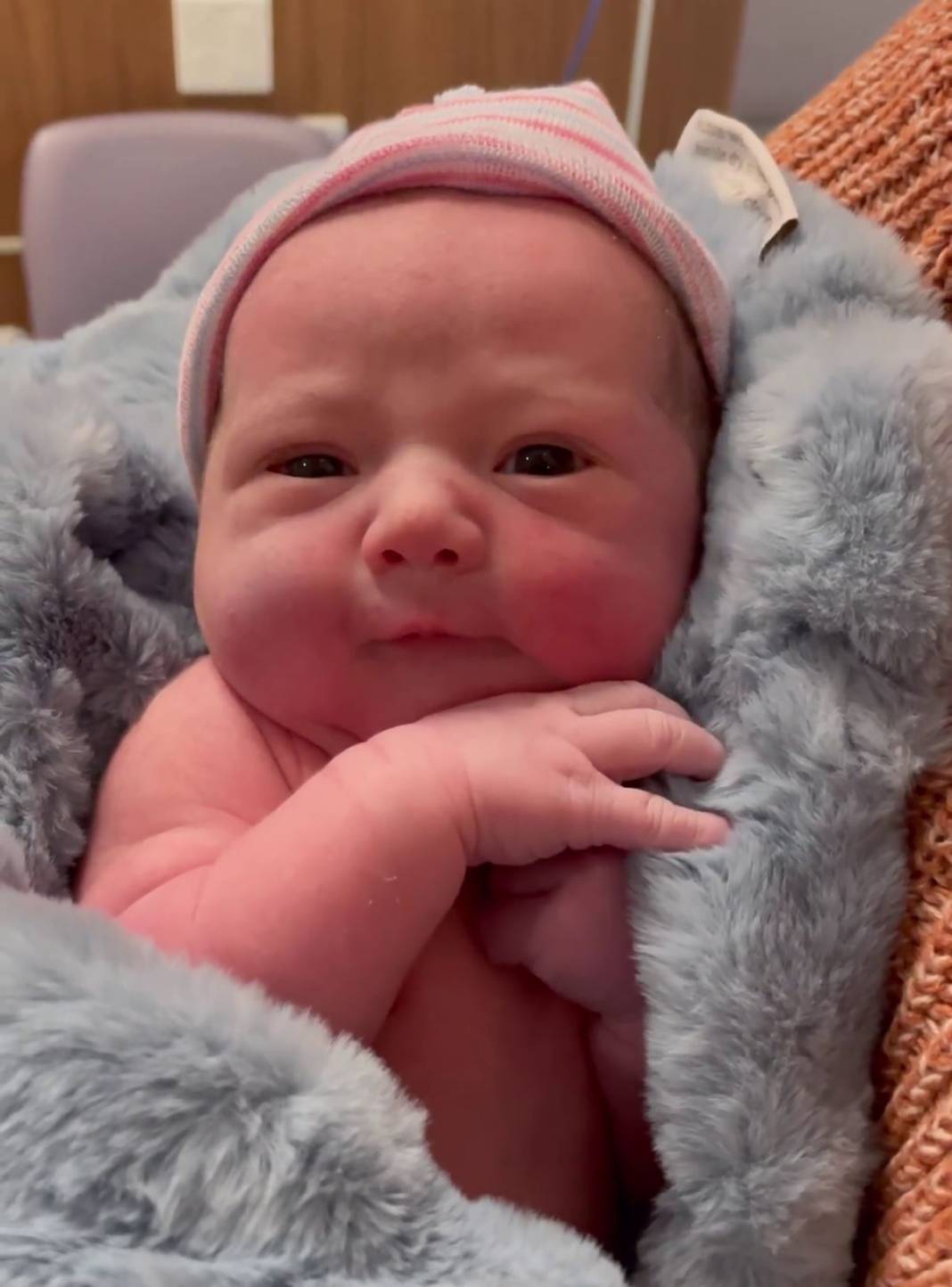 56 yaşındaki kadın, torununu doğurdu 8